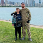 Малює і водить авто: ветеран війни, який втратив обидві руки на війні, почав нове життя у Луцьку