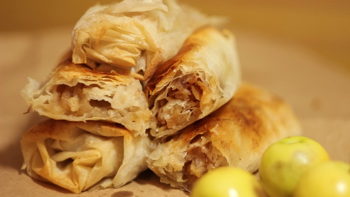 Хрусткі рулетики з яблуками: простий рецепт, який рятує під час відключень світла