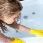 Усього 2 ложки — і ванна знову білосніжна: простий спосіб без дорогої хімії