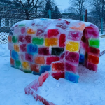 У місті на Волині переселенка з Луганщини створила кольоровий льодовий будиночок