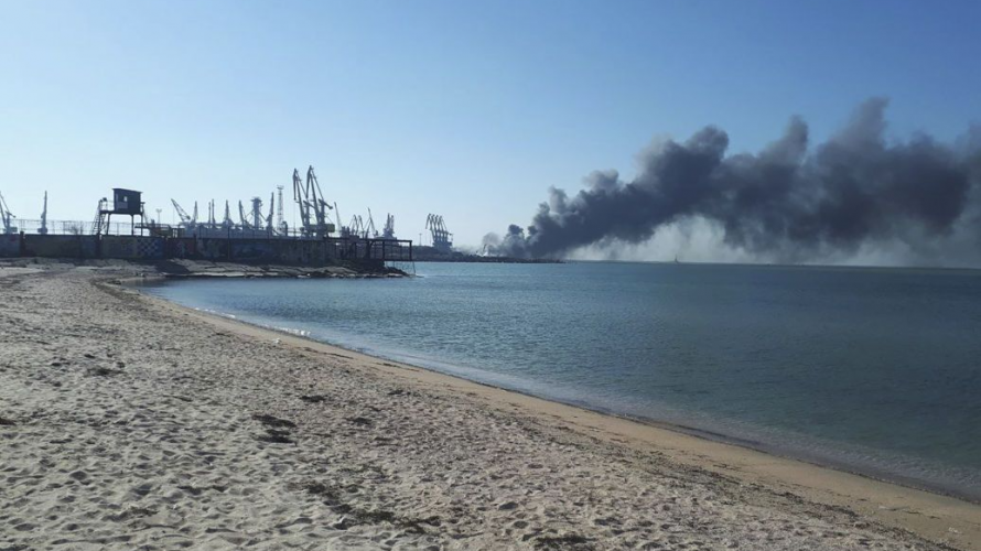Росіяни поспіхом виводять кораблі з порту в Бердянську: чого злякалися окупанти