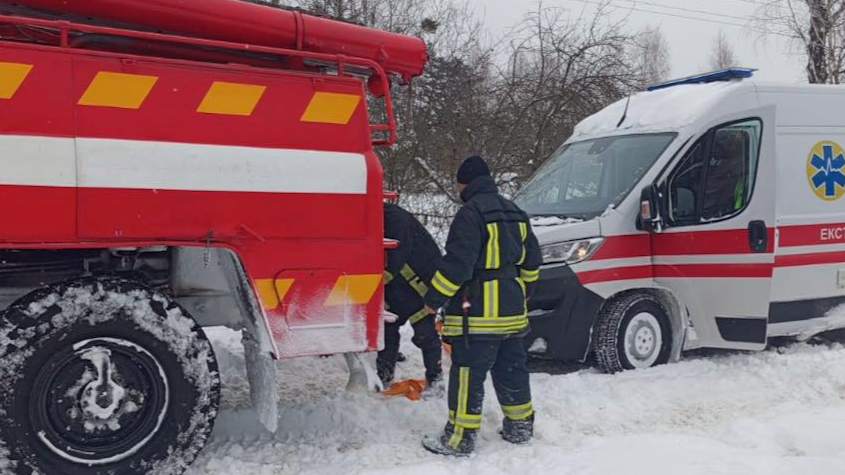 Снігові замети на Волині: рятувальники та небайдужі громадяни допомогли доставити породіллю до лікарні