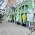 У центрі Луцька продається фасадне приміщення з терасою та підвалом