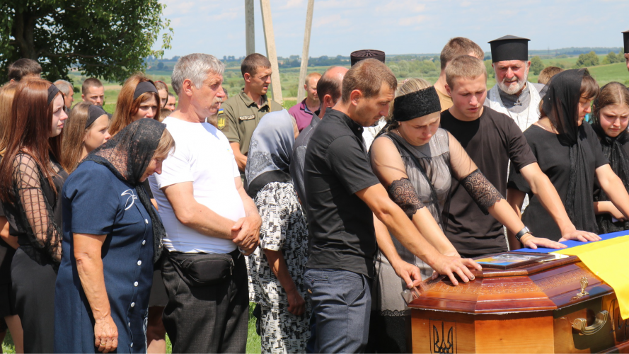 Невтомний трудівник, гарний сім’янин і надійний друг: на Волині всім селом ховали загиблого Героя Сергія Кравчука