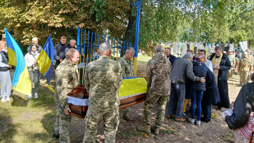 Серце Героя зупинилося на 39-му році життя у лікарні: на Волині в останню дорогу провели Сергія Гонтара