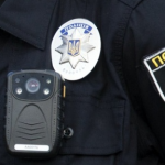 У Луцьку дебошир вдерся в поліцію, побив правоохоронця і вистрибував на стіл