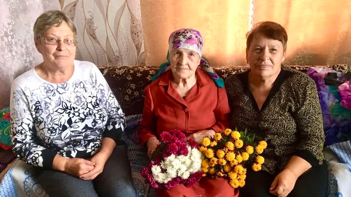 Має 8 онуків, 13 правнуків, 4 праправнуки: бабуся з Волині відзначила 97-річчя