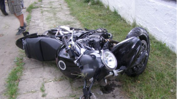 На Волині неповнолітній мотоцикліст влетів у паркан сусіда і зламав ногу