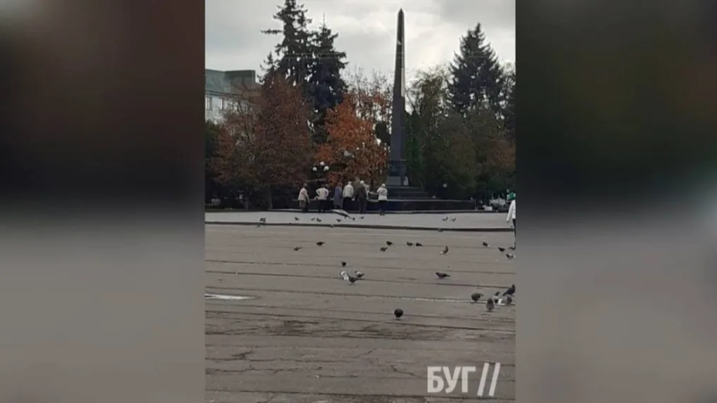 Без транспарантів, але з квітами: у Володимирі прихильники комуністичної ідеології зібралися біля обеліска слави