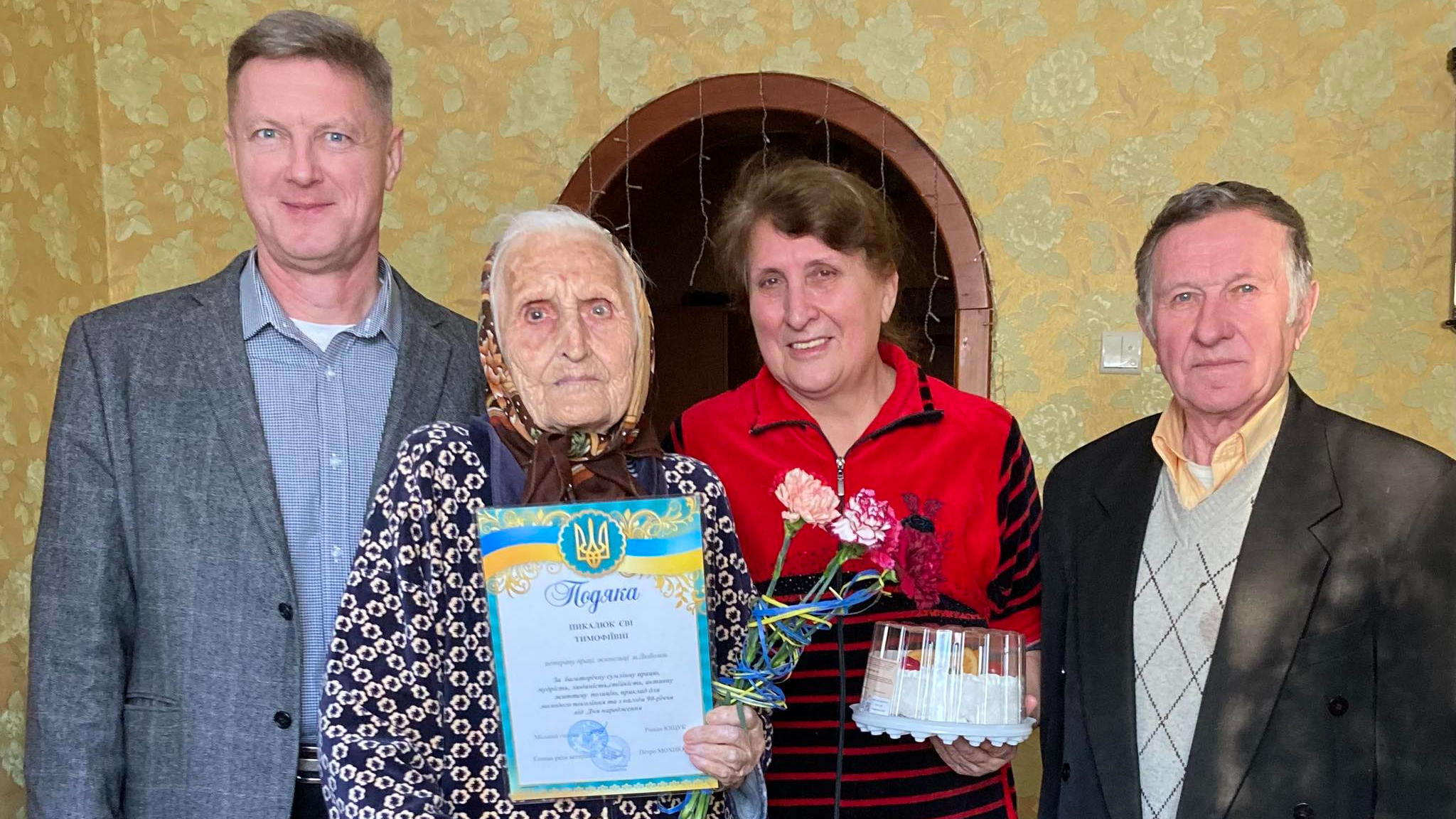 Радіє чотирьом внукам і п'ятьом правнукам: довгожителька з Волині відзначила 90-річчя