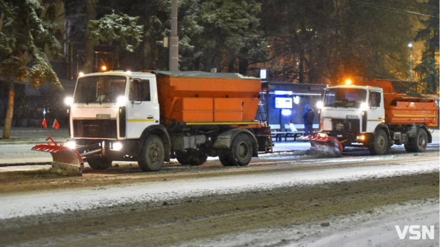 Снігопад у Луцьку: дороги посипають, техніку посилили, працюють пункти незламності