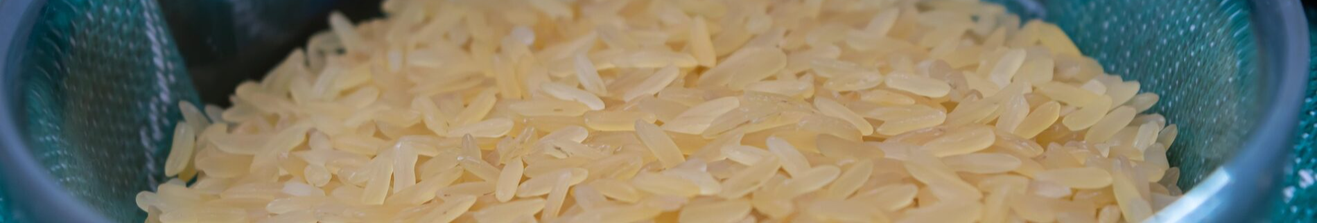 Як зварити ідеальний розсипчастий рис на плиті у каструлі: трюк із рушником під кришкою