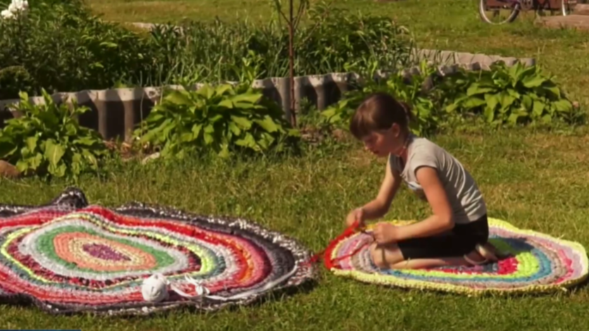 Двометровий килим і не тільки: 10-річна майстриня з Волині вражає в’язаними виробами
