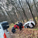 У селі на Волині перекинувся автомобіль: потерпілих дістали з авто та передали медикам