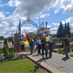 На колінах і з квітами: на Волині попрощалися з Героєм Олександром Квачем