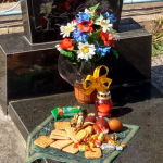 Пасочки та крашанки на могилах: що кажуть священники про цю традицію