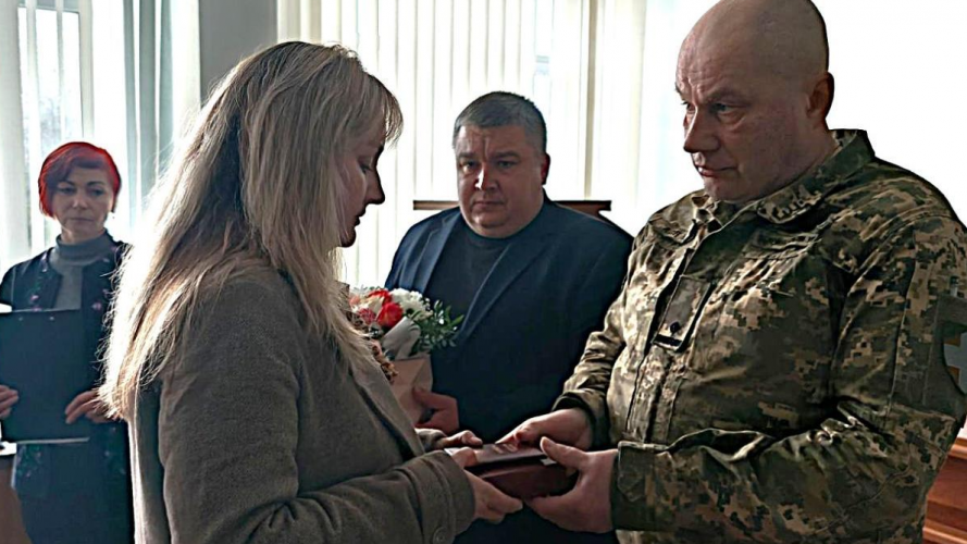 На Волині дружині загиблого воїна вручили державну нагороду
