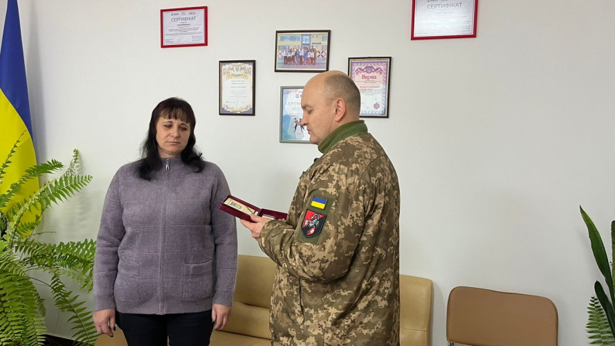 Проходив реабілітацію, але серце зупинилося внаслідок важких поранень: на Волині дружині Героя вручили його посмертну нагороду