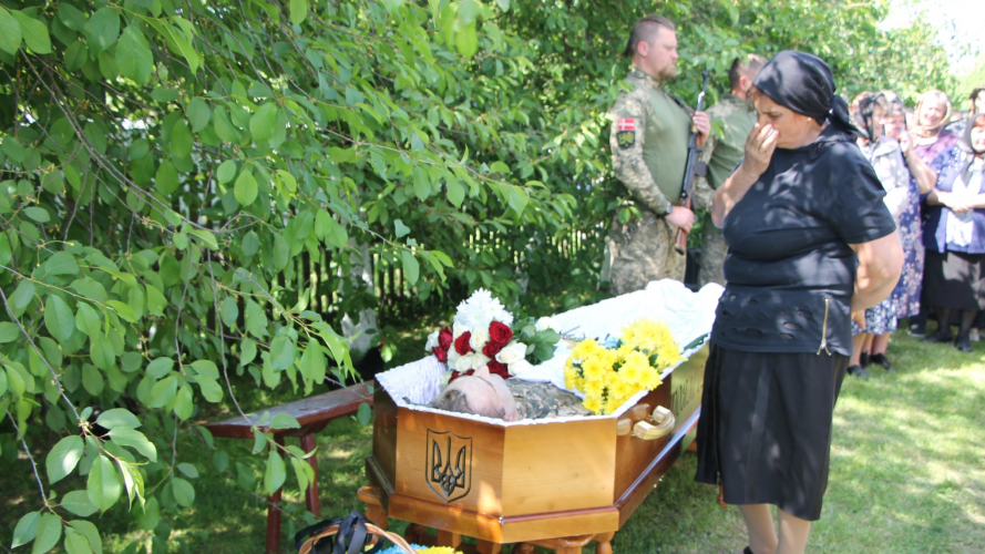 Не висихають сльози у громаді: на Волині до місця вічного спочинку провели 38-річного Героя Валерія Єфімчука