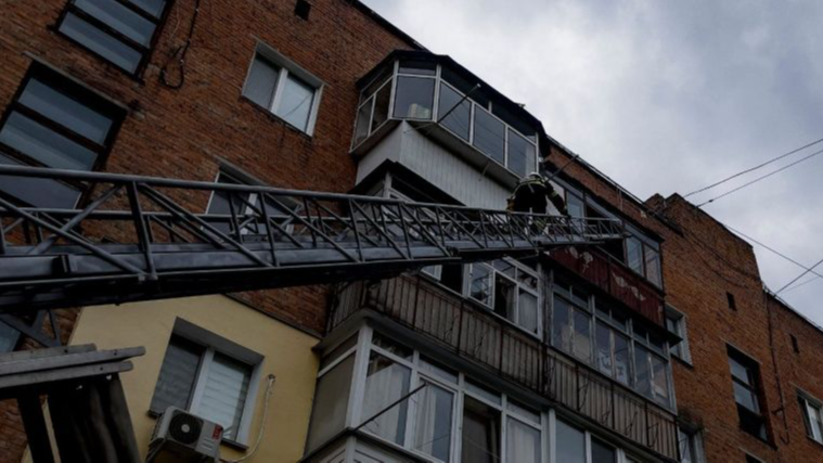 У Луцьку жінка застрягла на балконі й не могла потрапити у квартиру