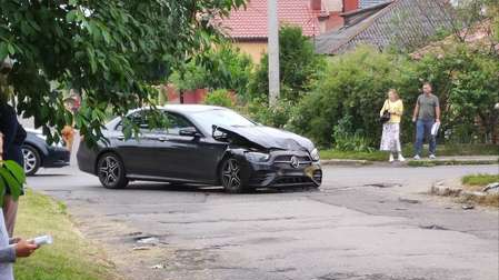 У Луцьку водій «мерседеса» протаранив авто газовиків