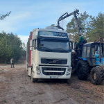 У селі на Волині вантажівки з лісом руйнують дорогу: місцеві заблокували їм шлях