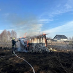 «Полтавський палій перебрався на Волинь»: невідомий підпалив суху траву, а загорілася будівля