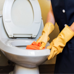 Від жовтизни і потьоків не залишиться й сліду: як швидко та дуже дешево очистити унітаз