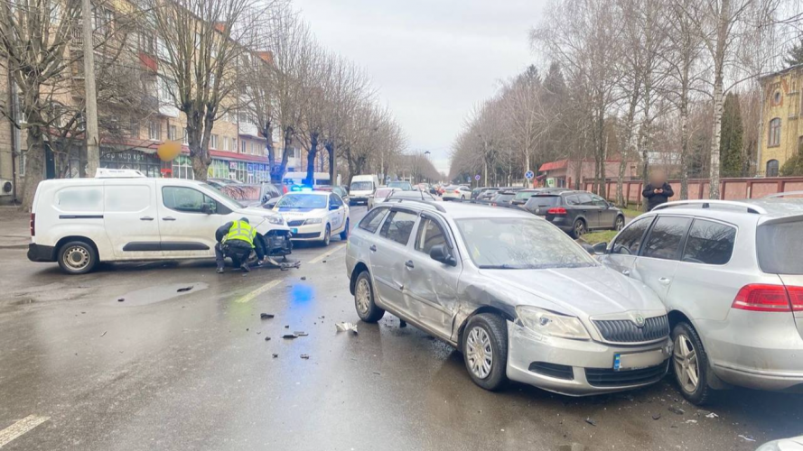 У Луцьку через п'яного водія - потрійна ДТП