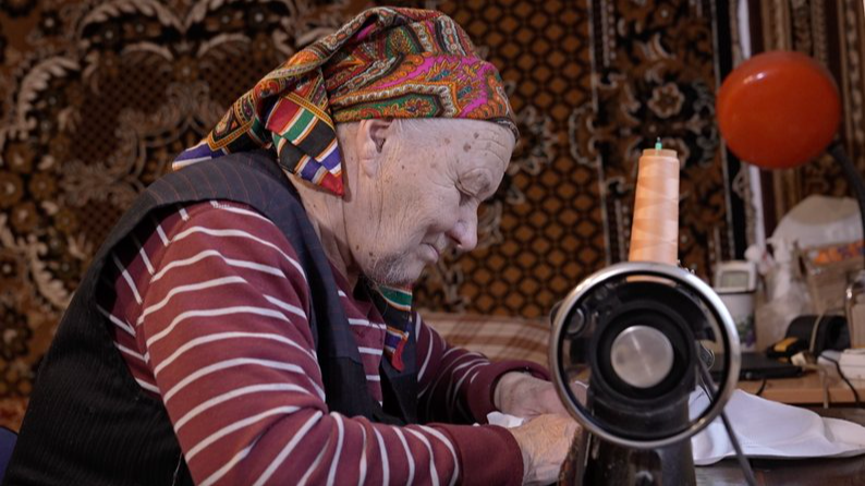 «Баба як на роботі»: 79-річна волинянка шиє адаптивний одяг для військових