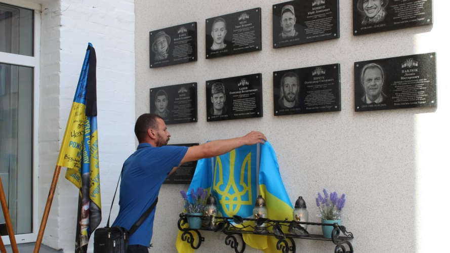 В місті на Волині брат Героя Валерія Грибчука відкрив дошку пам’яті загиблого воїна