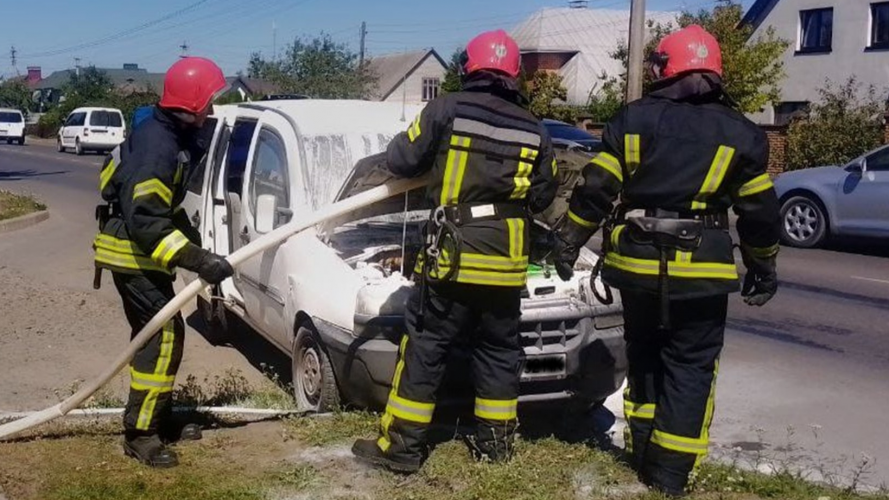 На Волині посеред дороги загорілось авто