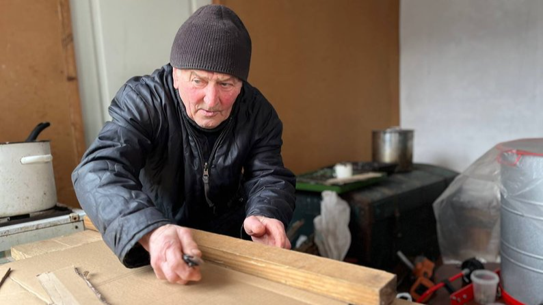 85-річний волинянин виготовляє окопні свічки на передову