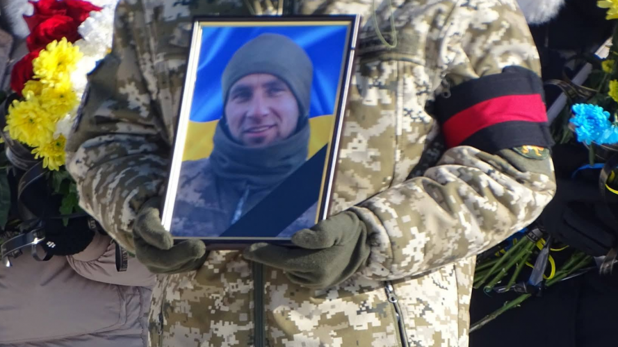 Понад рік родина жила між надією і болем: на Волині попрощалися з воїном Романом Махнюком