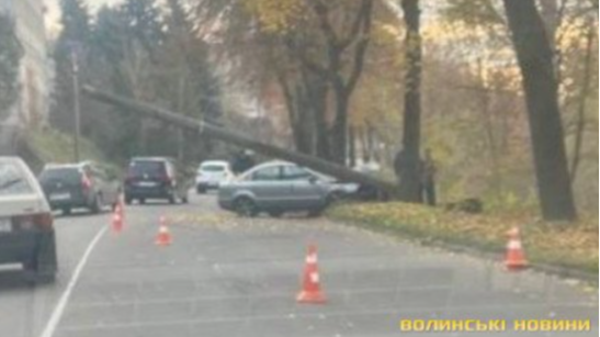 У Луцьку п’яний водій врізався в електроопору: як його покарали