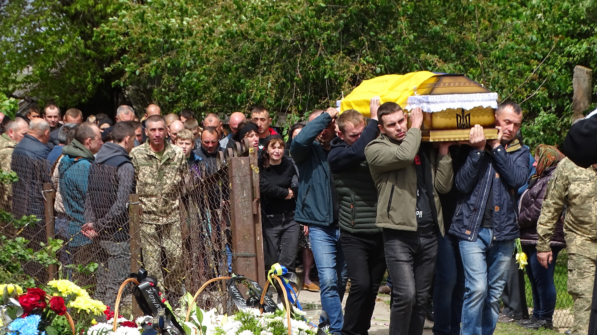 На Волині сотні людей провели в останню дорогу Героя Володимира Кміна