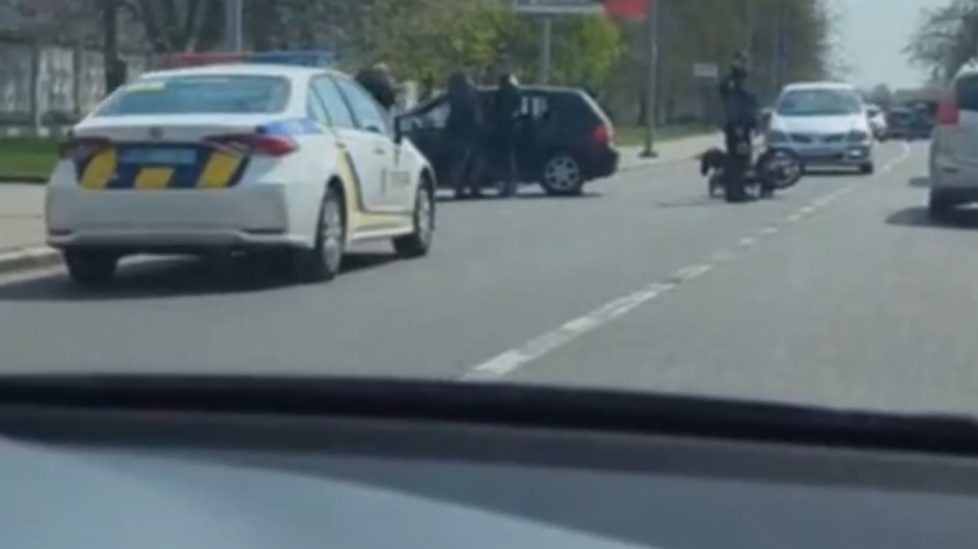 Чоловік перелетів через авто: на Волині трапилася ДТП