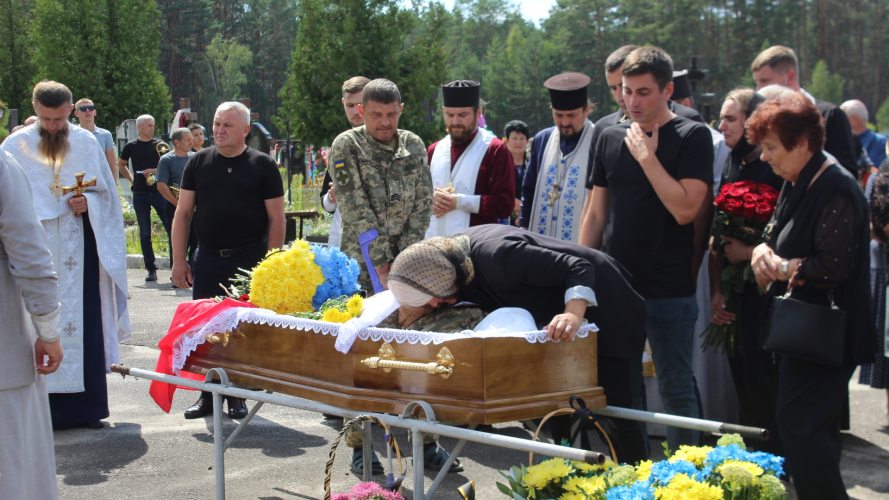 Провести Героя зійшлося усе селище: на Волині попрощалися з Юрієм Шабатом