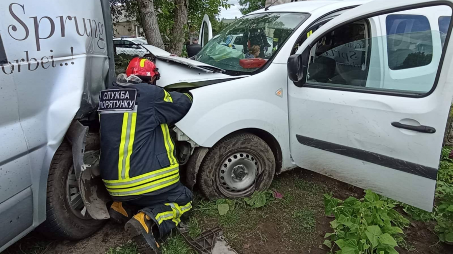ДТП на Волині: рятувальники визволяли жінку з розбитої автівки