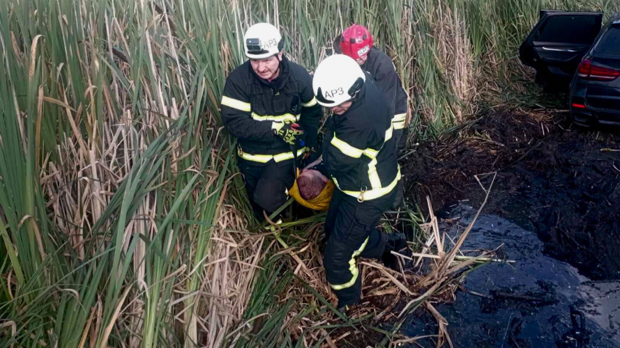 Стало зле за кермом: у Луцькому районі водій злетів з дороги у болото