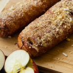 Медовий рулет з яблуками —  ароматний десерт, який завжди вдається