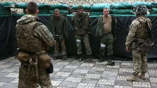 Росіяни здаються в полон, щоб вижити: полонені розказали, що воюють під дулами автоматів власних командирів