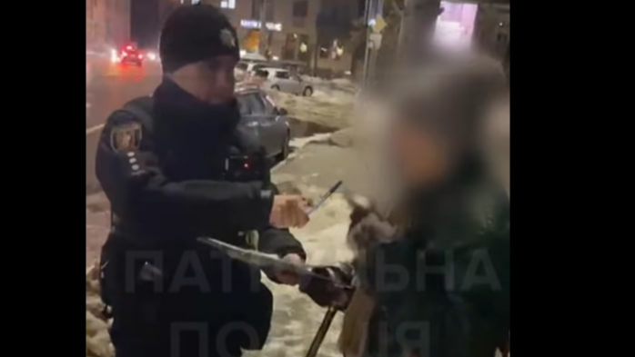 Не залишили наодинці: у Луцьку допомогли жінці, яка загубилася