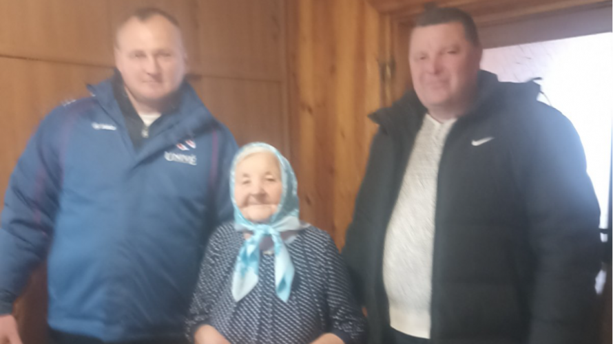 Має двоє дітей, 5 внуків та 10 правнуків: у громаді на Волині довгожительку привітали з 93-річчям