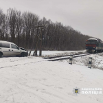 Мало не трапилася трагедія: біля Луцька потяг зіткнувся з легковиком