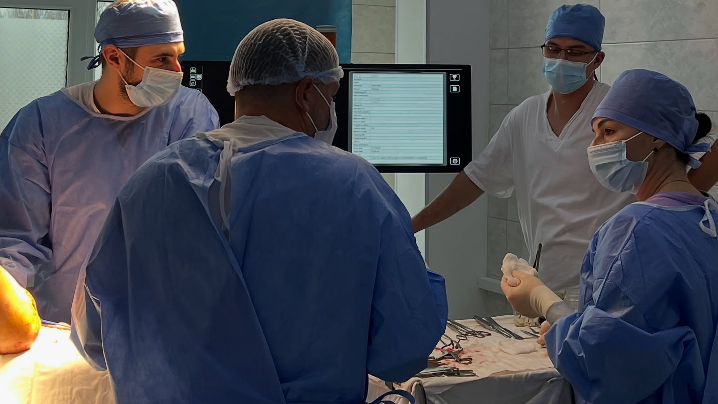 На Волині медики врятували чоловіка з тяжкою травмою ліктів після падіння з висоти