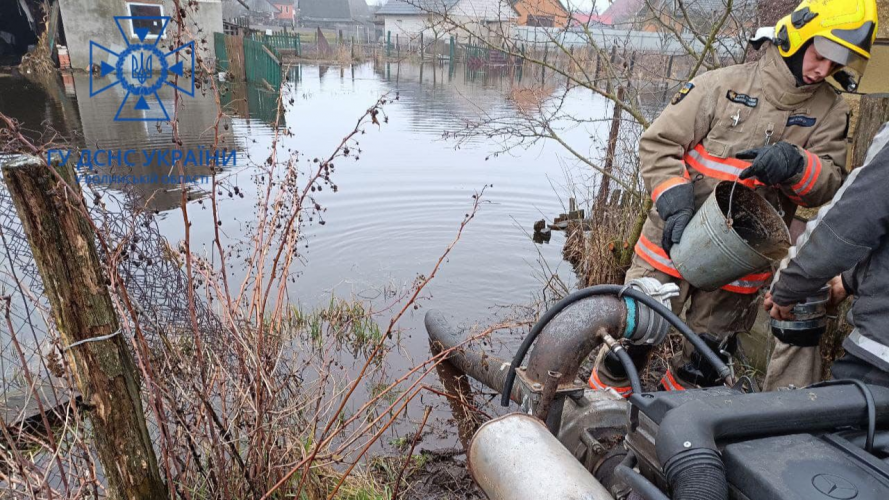 Волинь затоплює: щодоби рятувальники відкачують сотні кубів води