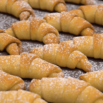Пухкі рогалики, що тануть у роті: простий рецепт ідеального тіста