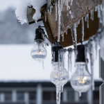 сніг з льодом впав на хлопця у Львові