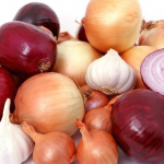 Не в холодильнику: як правильно зберігати цибулю та часник взимку